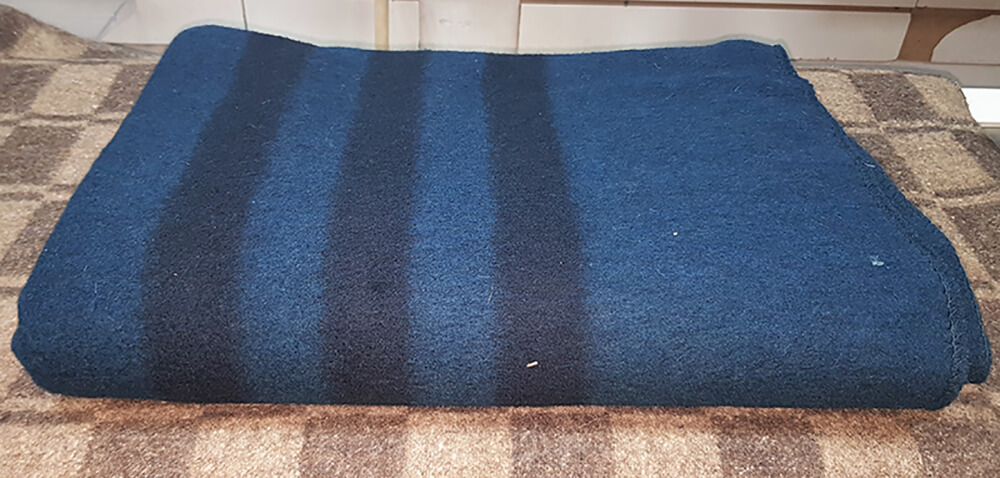 Одеяло армейское полушерстяное синего цвета (от 52 до 87% шерсти)